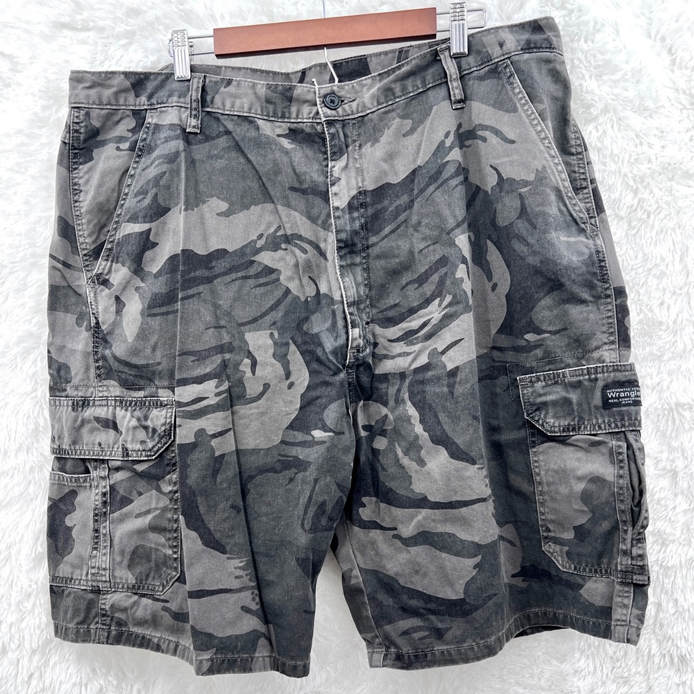 Wrangler Men's Camo Cargo Shorts Approx Size 42 Inseam 9" Casual Short